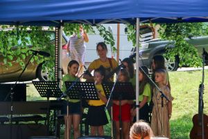 Serenáda pod korunami stromů